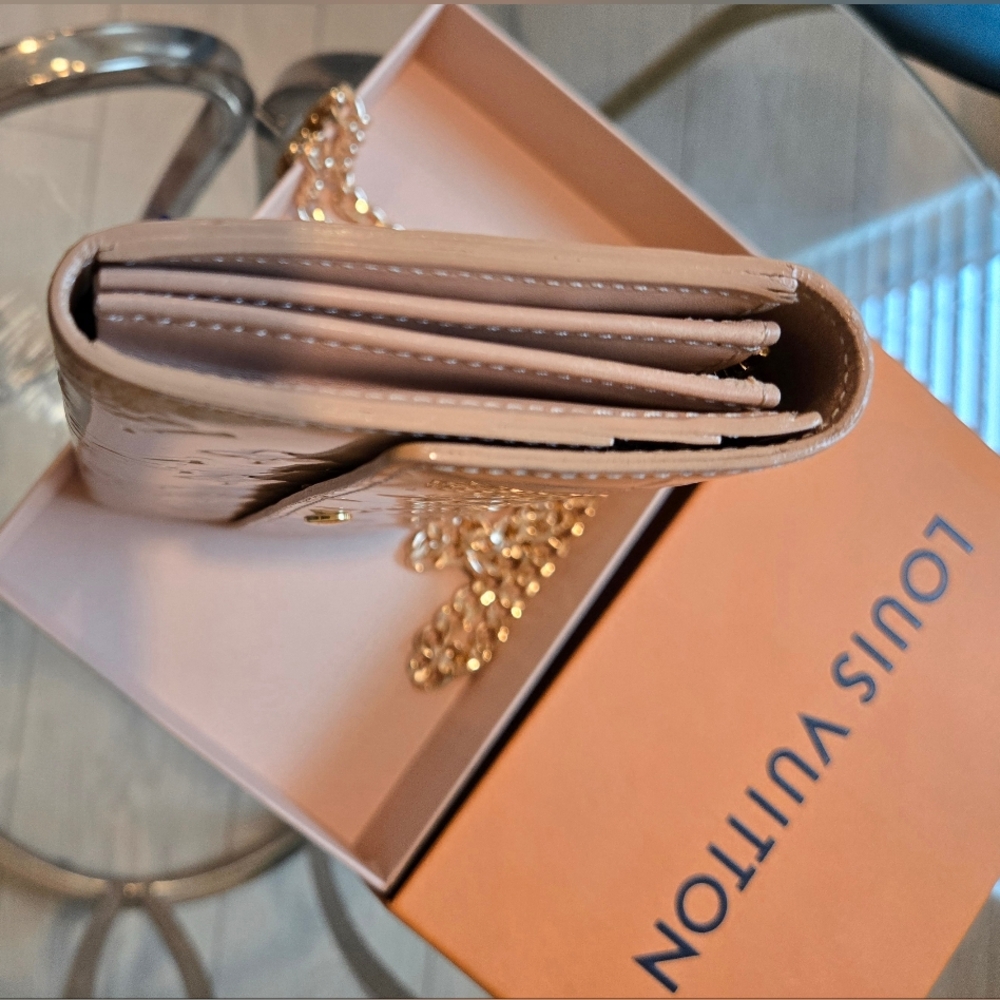 LouisVuitton Sarah patent leather wallet With COA& complimentary Crossbody Chain - Picture 12 of 17